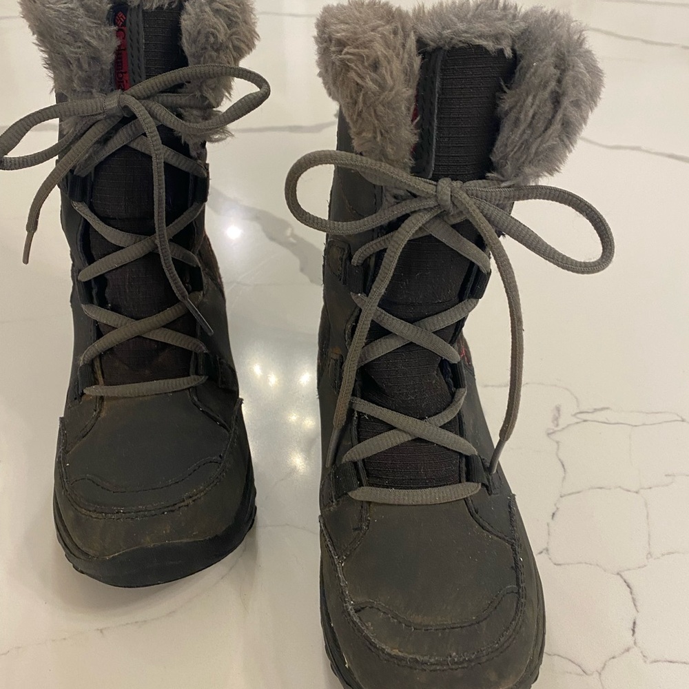Kids Size 2 Columbia Snow Boots - Stylish Gray Fur-Lined Boots